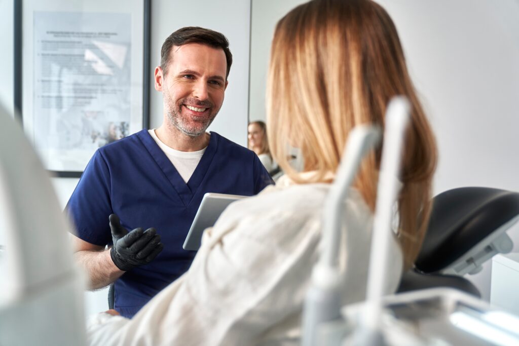 Patient and dentist talking about wisdom tooth extraction
